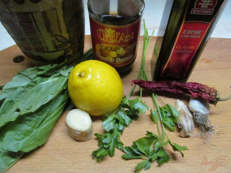 Фото приготовление рецепта: Куриные бедра под зеленым соусом и медом шаг №5