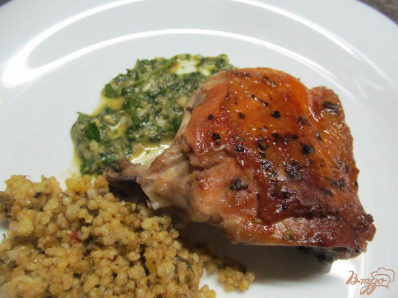 Фото приготовление рецепта: Куриные бедра под зеленым соусом и медом шаг №8