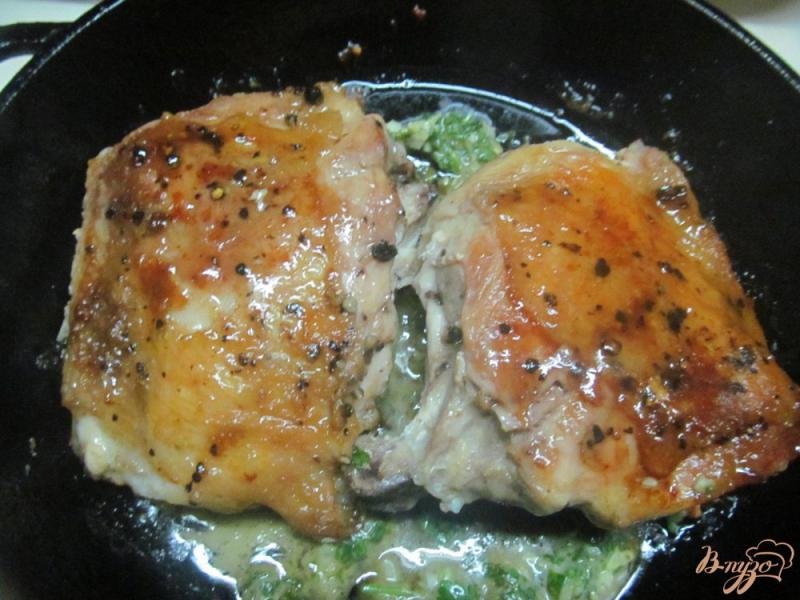 Фото приготовление рецепта: Куриные бедра под зеленым соусом и медом шаг №7