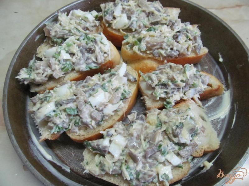 Фото приготовление рецепта: Горячие бутерброды с грибами шаг №4