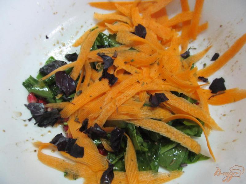 Фото приготовление рецепта: Морковный салат с зеленью и гранатом шаг №3