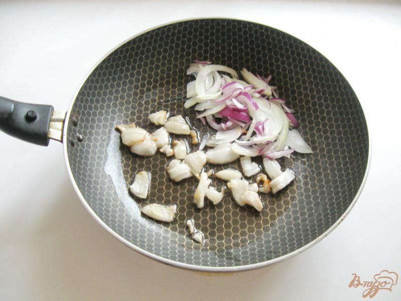 Фото приготовление рецепта: Отварной картофель обжареный с салом шаг №3