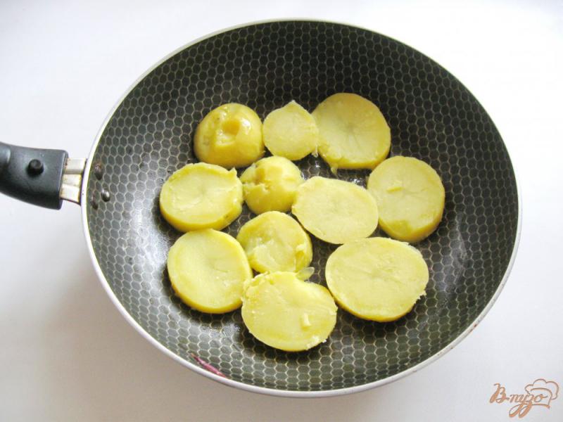 Фото приготовление рецепта: Отварной картофель обжареный с салом шаг №4