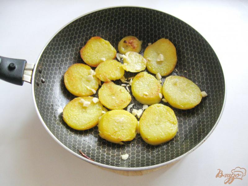 Фото приготовление рецепта: Отварной картофель обжареный с салом шаг №5