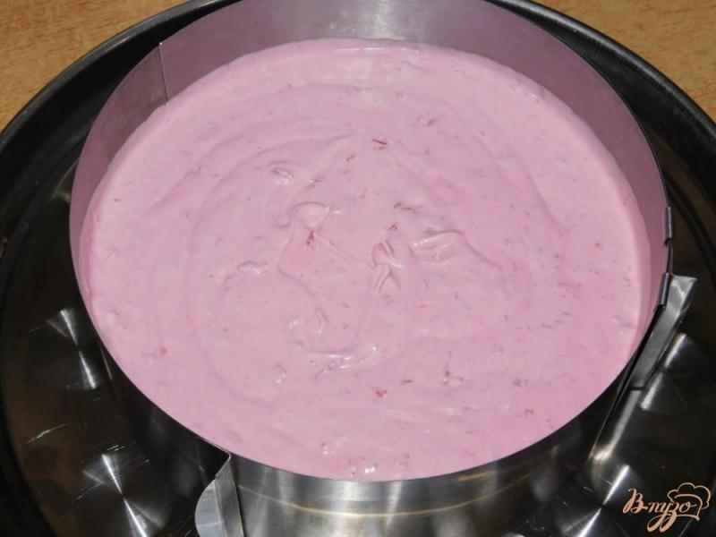 Фото приготовление рецепта: Сливочно-вишневый торт шаг №7