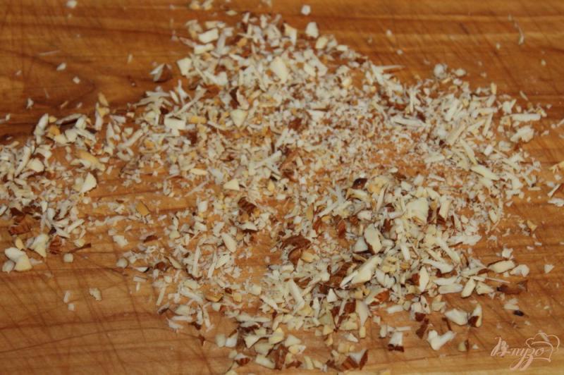 Фото приготовление рецепта: Конфеты из овсяных хлопьев с изюмом в ореховой панировке шаг №6