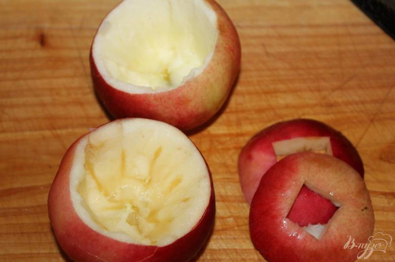Фото приготовление рецепта: Печеные яблоки с творожным сыром, финиками и орехами шаг №1
