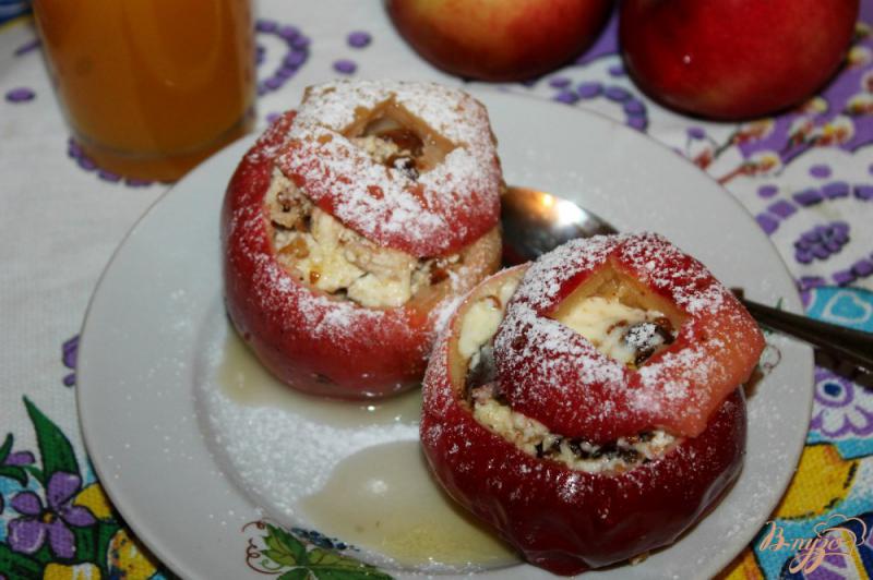 Фото приготовление рецепта: Печеные яблоки с творожным сыром, финиками и орехами шаг №5