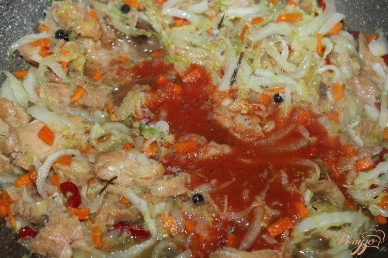 Фото приготовление рецепта: Тушеная пекинская капуста с курицей и перцем в томатном соусе шаг №5