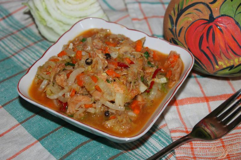 Фото приготовление рецепта: Тушеная пекинская капуста с курицей и перцем в томатном соусе шаг №6