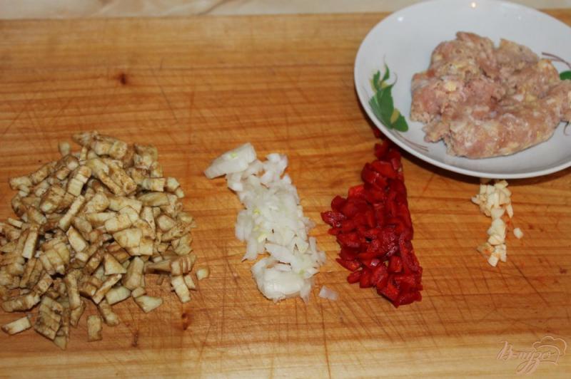 Фото приготовление рецепта: Баклажан фаршированный мясом и перцем с сыром шаг №2