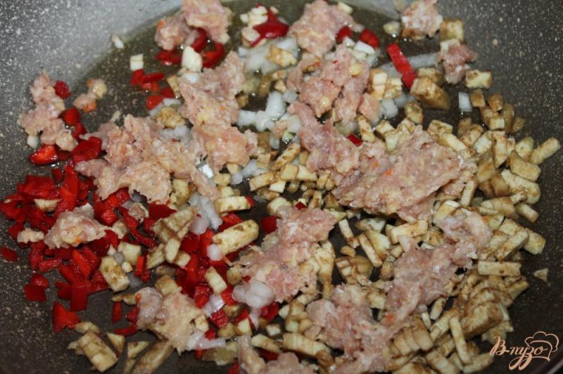 Фото приготовление рецепта: Баклажан фаршированный мясом и перцем с сыром шаг №3