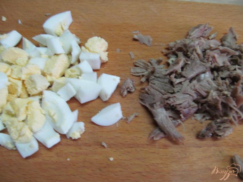 Фото приготовление рецепта: Салат с жареным картофелем и утиным мясом шаг №4