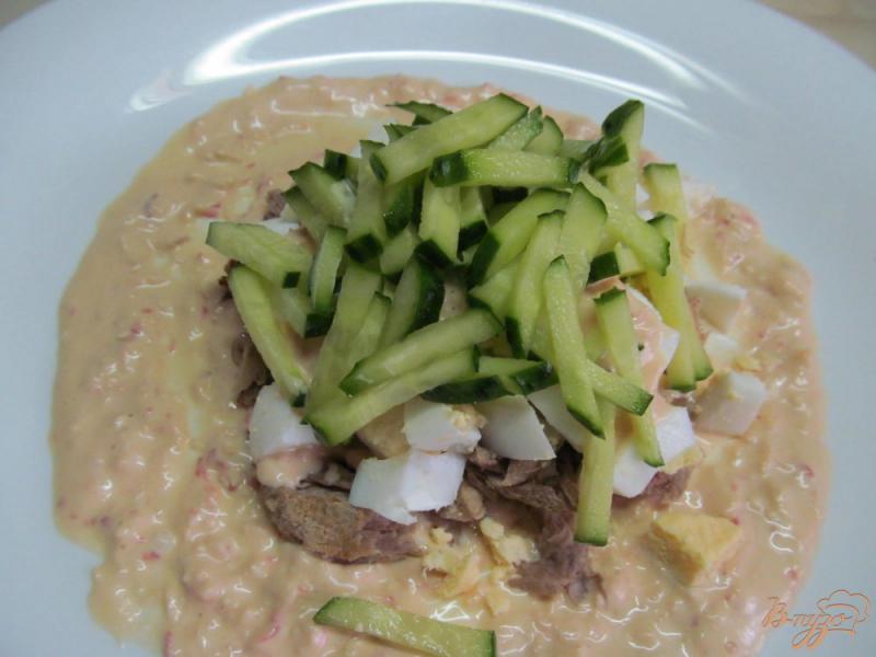 Фото приготовление рецепта: Салат с жареным картофелем и утиным мясом шаг №7