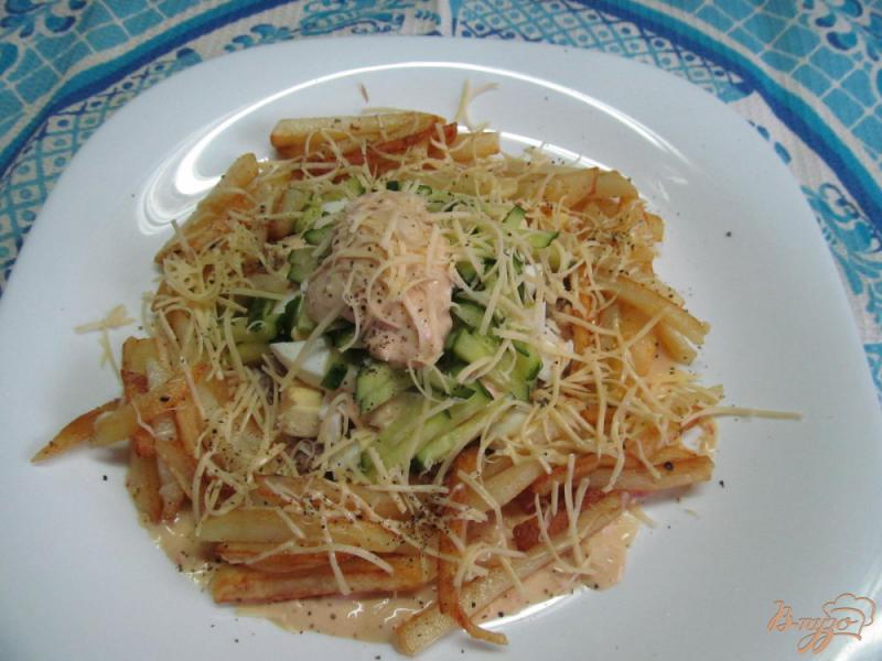 Фото приготовление рецепта: Салат с жареным картофелем и утиным мясом шаг №9