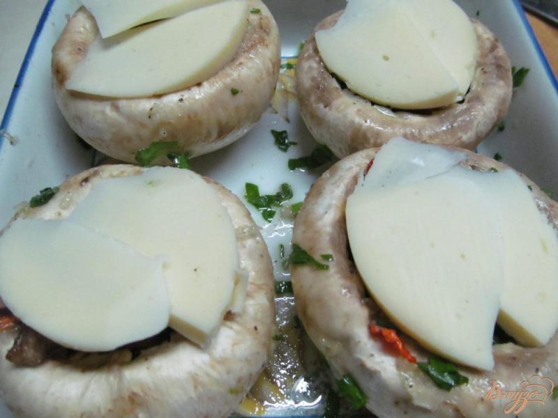 Фото приготовление рецепта: Фаршированные грибы свининой шаг №5