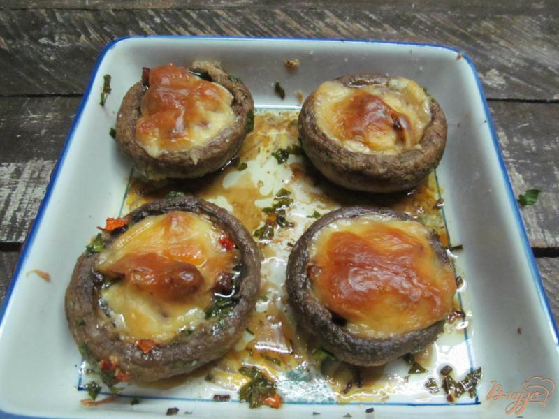 Фото приготовление рецепта: Фаршированные грибы свининой шаг №6
