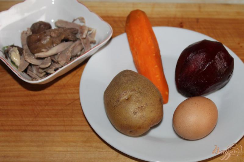 Фото приготовление рецепта: Салат - рулет из свеклы, яиц и моркови с мясом и печенью шаг №1