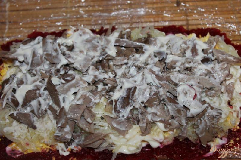 Фото приготовление рецепта: Салат - рулет из свеклы, яиц и моркови с мясом и печенью шаг №5