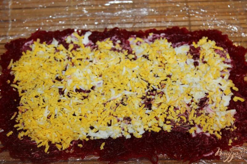 Фото приготовление рецепта: Салат - рулет из свеклы, яиц и моркови с мясом и печенью шаг №3