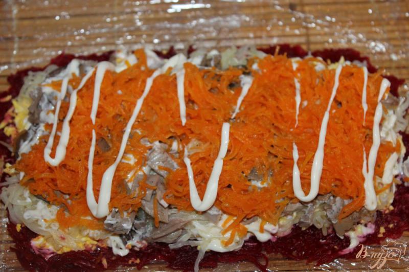 Фото приготовление рецепта: Салат - рулет из свеклы, яиц и моркови с мясом и печенью шаг №6