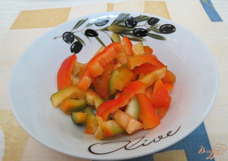 Фото приготовление рецепта: Овощной суп с цветной капустой сметаной и грибами шаг №5