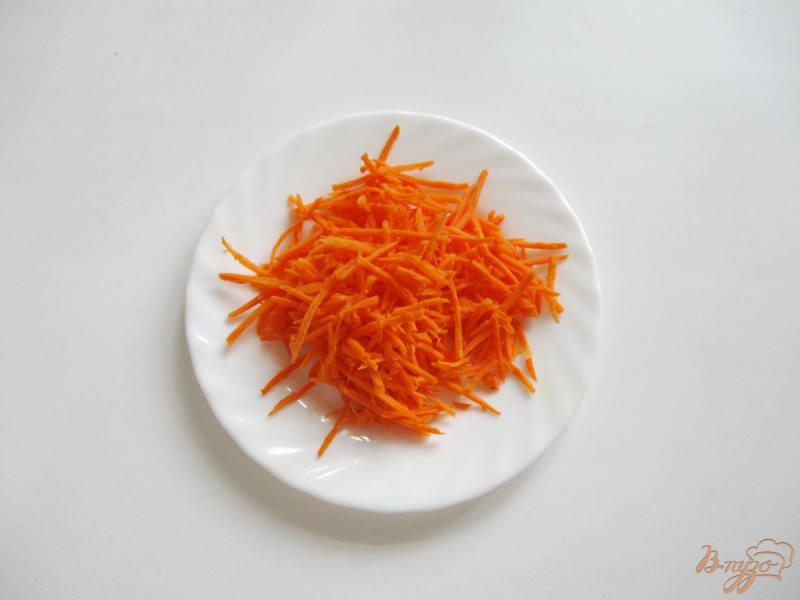 Фото приготовление рецепта: Салат с редькой, морковью и курицей шаг №2