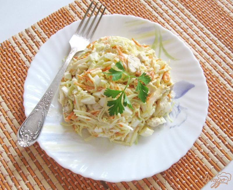 Фото приготовление рецепта: Салат с редькой, морковью и курицей шаг №7