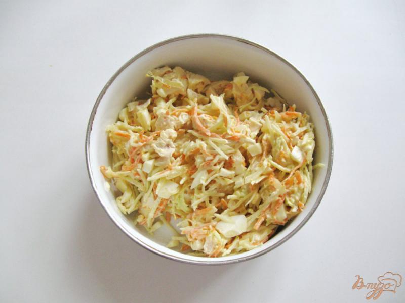 Фото приготовление рецепта: Салат с редькой, морковью и курицей шаг №6