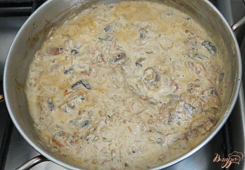 Фото приготовление рецепта: Овощной суп с цветной капустой сметаной и грибами шаг №9