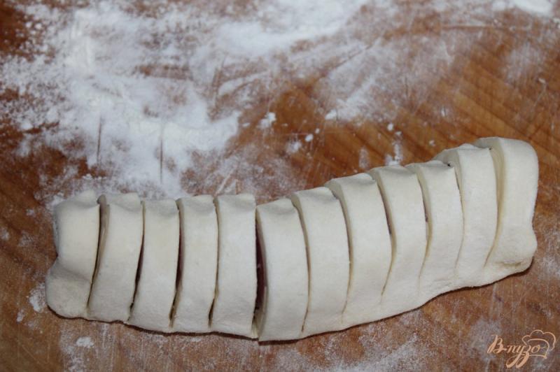 Фото приготовление рецепта: Сосиски в слоеном тесте с льняными семечками шаг №6
