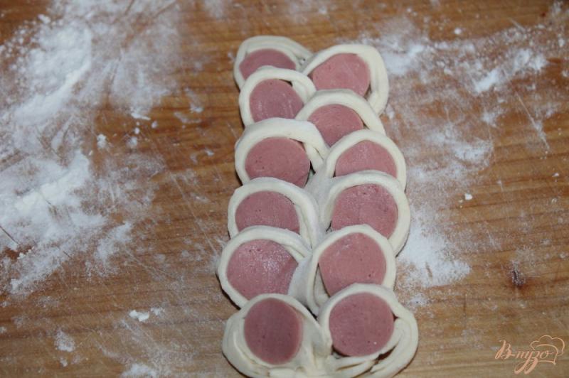 Фото приготовление рецепта: Сосиски в слоеном тесте с льняными семечками шаг №7