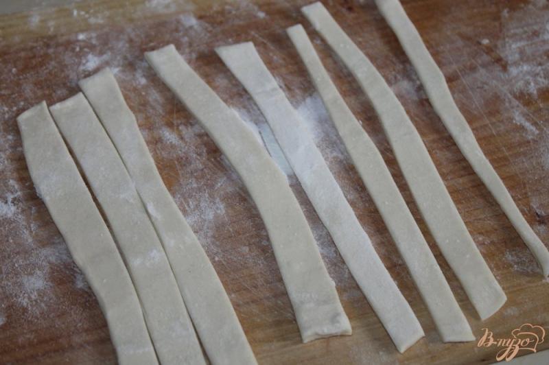 Фото приготовление рецепта: Сосиски в слоеном тесте с льняными семечками шаг №8