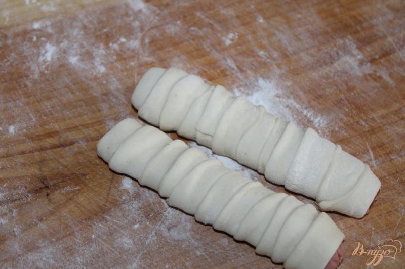 Фото приготовление рецепта: Сосиски в слоеном тесте с льняными семечками шаг №9