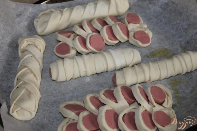 Фото приготовление рецепта: Сосиски в слоеном тесте с льняными семечками шаг №10