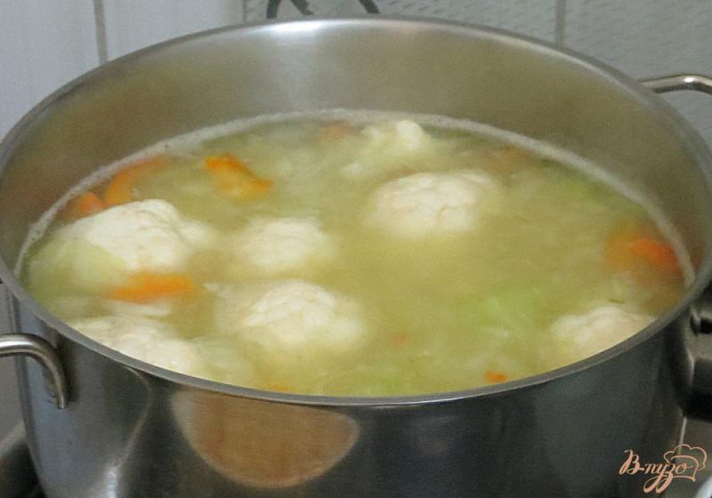 Фото приготовление рецепта: Овощной суп с цветной капустой сметаной и грибами шаг №11