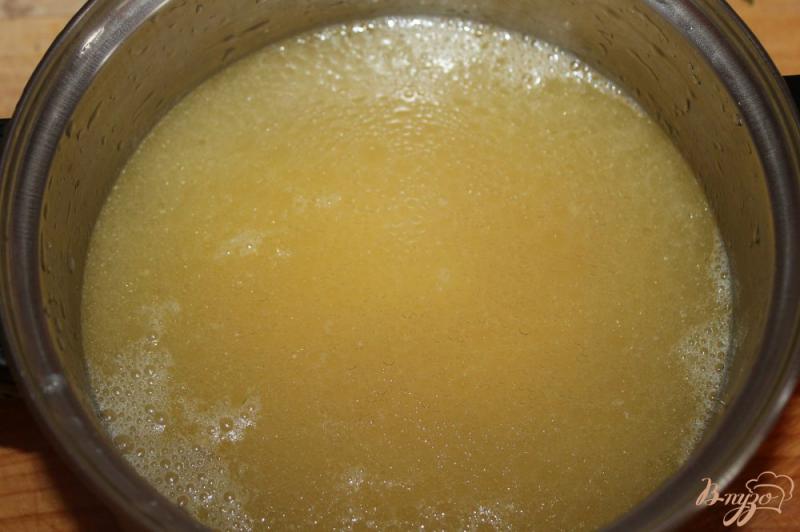 Фото приготовление рецепта: Гороховый суп на утином бульоне с мясом и сосисками шаг №2