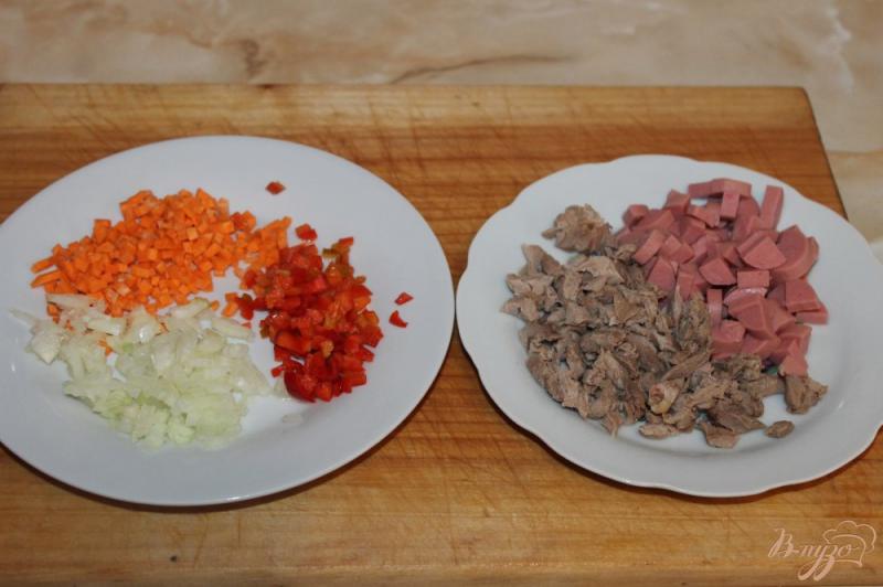 Фото приготовление рецепта: Гороховый суп на утином бульоне с мясом и сосисками шаг №3