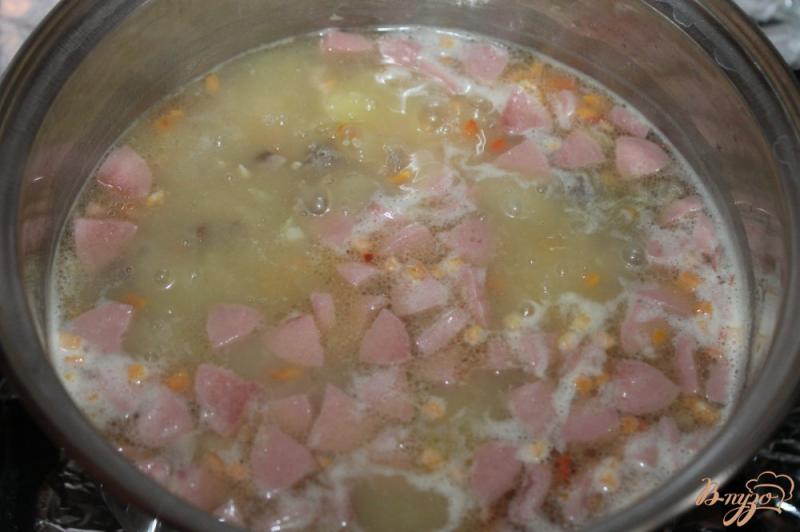 Фото приготовление рецепта: Гороховый суп на утином бульоне с мясом и сосисками шаг №5