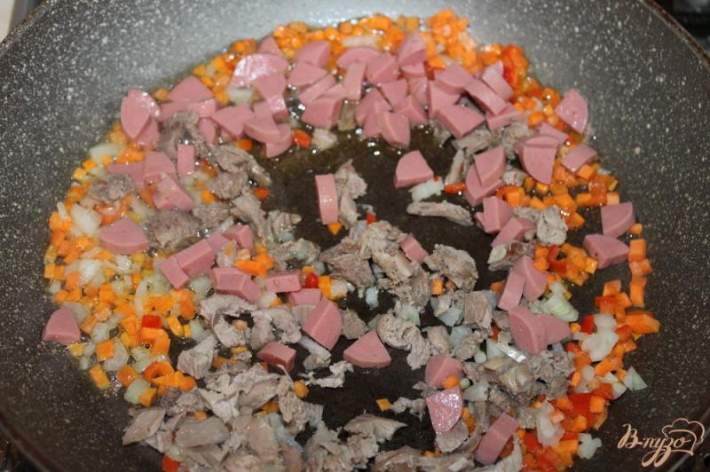 Фото приготовление рецепта: Гороховый суп на утином бульоне с мясом и сосисками шаг №4
