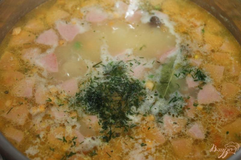 Фото приготовление рецепта: Гороховый суп на утином бульоне с мясом и сосисками шаг №6