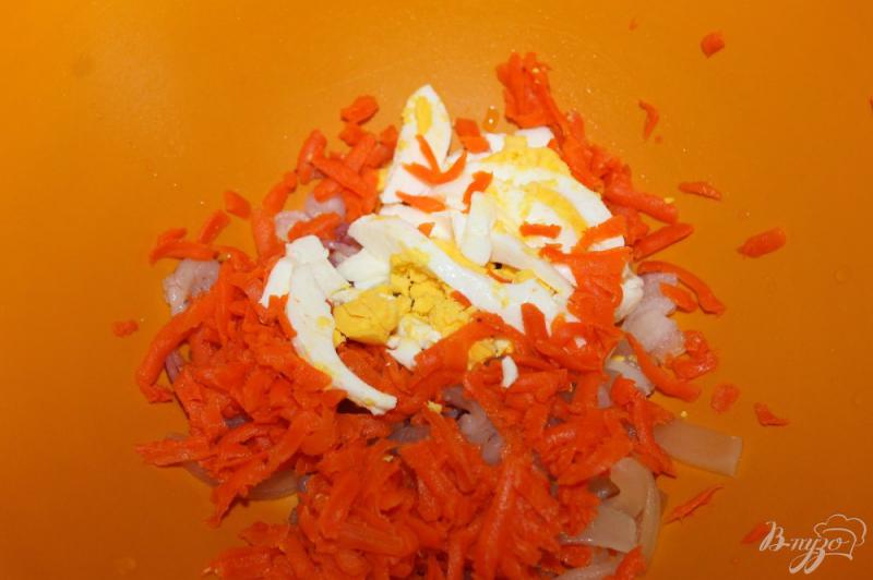 Фото приготовление рецепта: Салат с отварными кальмарами, морковью, сыром и яйцом шаг №3