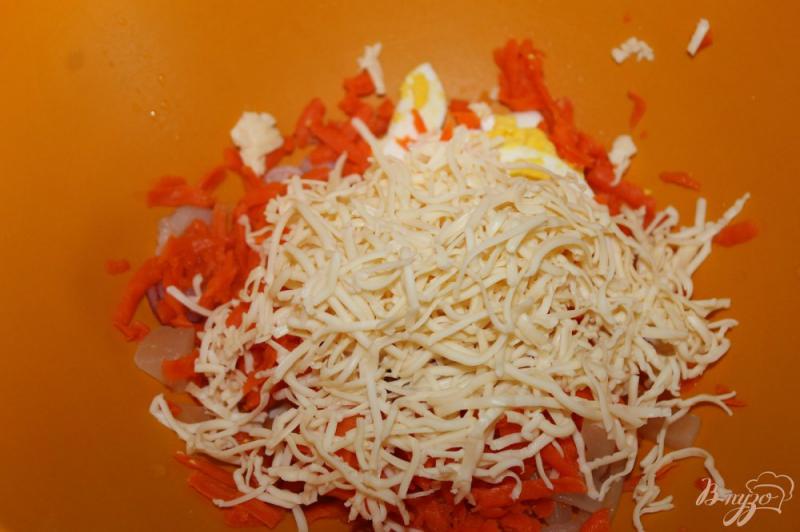 Фото приготовление рецепта: Салат с отварными кальмарами, морковью, сыром и яйцом шаг №4