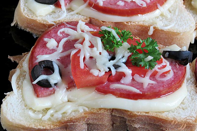 Фото приготовление рецепта: Горячие бутерброды с моцареллой колбасой и помидорами шаг №6