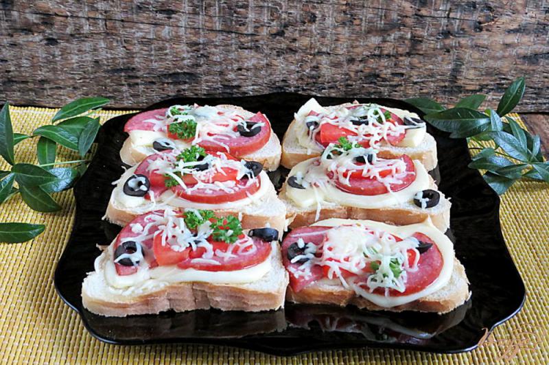 Фото приготовление рецепта: Горячие бутерброды с моцареллой колбасой и помидорами шаг №7