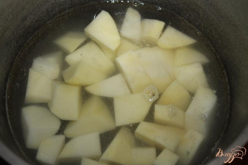 Фото приготовление рецепта: Картофельное пюре с зеленым горошком и жареным чесноком шаг №1