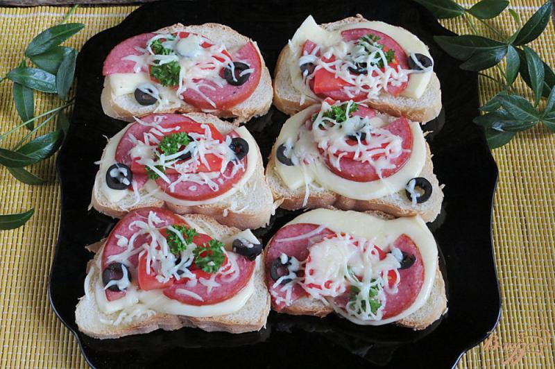 Фото приготовление рецепта: Горячие бутерброды с моцареллой колбасой и помидорами шаг №8
