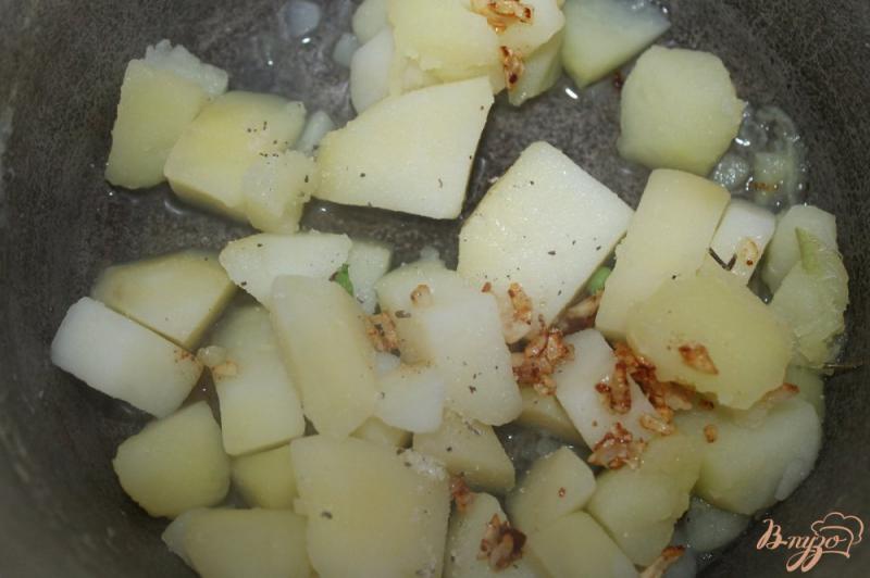 Фото приготовление рецепта: Картофельное пюре с зеленым горошком и жареным чесноком шаг №4