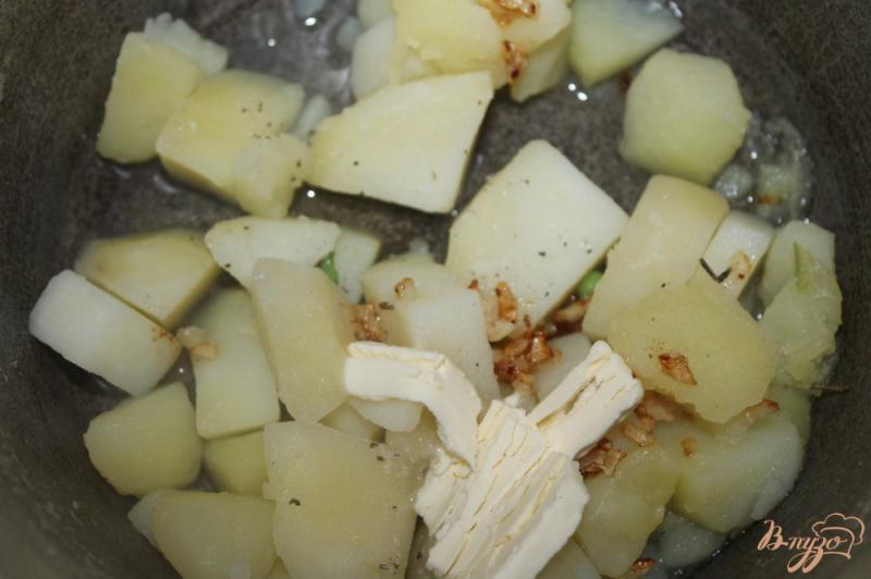 Фото приготовление рецепта: Картофельное пюре с зеленым горошком и жареным чесноком шаг №5