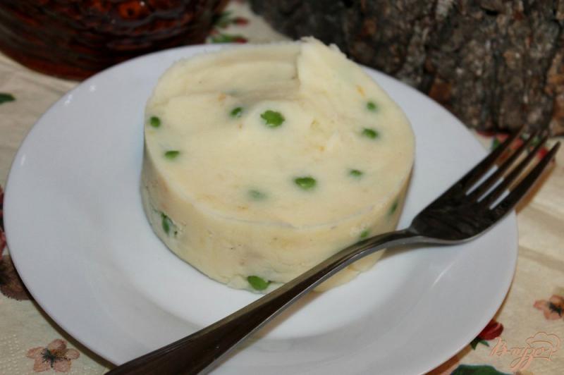 Фото приготовление рецепта: Картофельное пюре с зеленым горошком и жареным чесноком шаг №7